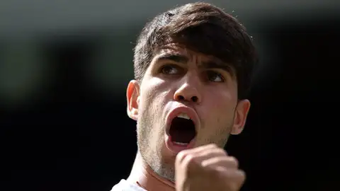 Carlos Alcaraz celebra su victoria en Wimbledon Carlos Alcaraz celebra su victoria en Wimbledon