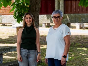 Milagros junto a su nieta Laura