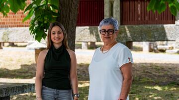 Milagros junto a su nieta Laura