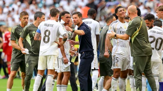 Xabi Alonso habla con Fede Valverde en un par&oacute;n por calor ante la Juventus