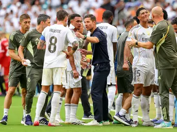 Xabi Alonso habla con Fede Valverde en un parón por calor ante la Juventus Xabi Alonso habla con Fede Valverde en un parón por calor ante la Juventus