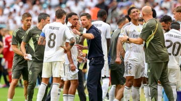 Xabi Alonso habla con Fede Valverde en un parón por calor ante la Juventus