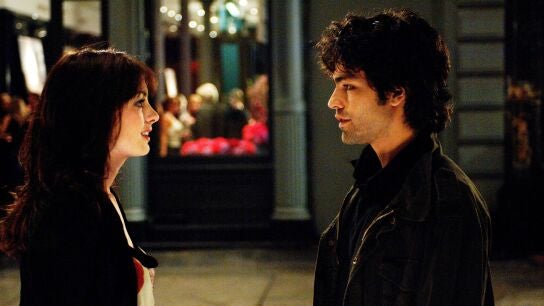Adrian Grenier y Anne Hathaway como Nate y Amy en El diablo viste de Prada