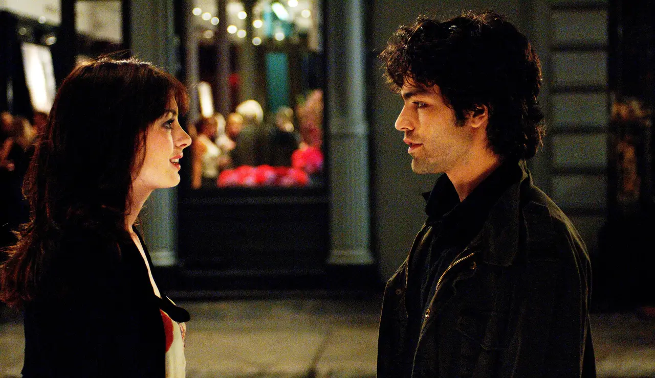 Adrian Grenier y Anne Hathaway como Nate y Amy en El diablo viste de Prada