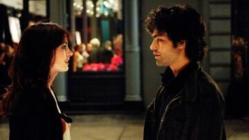 Adrian Grenier y Anne Hathaway como Nate y Amy en El diablo viste de Prada