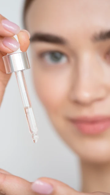 Mujer sujetando un cosmético