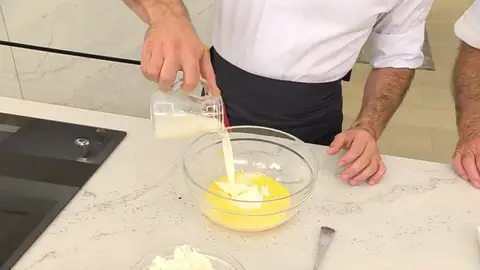 Mezcla los ingredientes hasta que desaparezca la harina Mezcla los ingredientes hasta que desaparezca la harina
