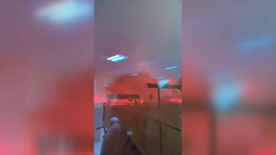 Las llamas rodean una residencia de ancianos