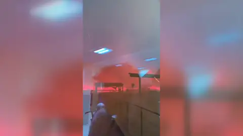 Las llamas rodean una residencia de ancianos Las llamas rodean una residencia de ancianos