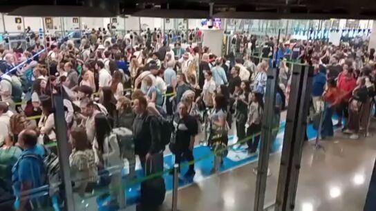 Caos en la T4 de Barajas: cientos de personas pierden sus aviones por colapso en los controles de pasaportes