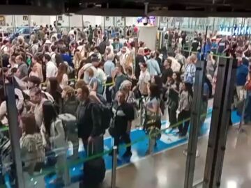 Caos en la T4 de Barajas: cientos de personas pierden sus aviones por colapso en los controles de pasaportes