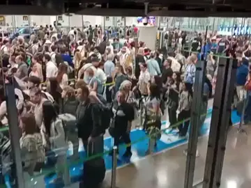 Caos en la T4 de Barajas: cientos de personas pierden sus aviones por colapso en los controles de pasaportes Caos en la T4 de Barajas: cientos de personas pierden sus aviones por colapso en los controles de pasaportes