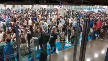 Caos en la T4 de Barajas: cientos de personas pierden sus aviones por colapso en los controles de pasaportes