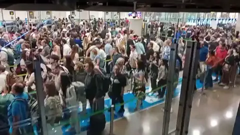 Caos en la T4 de Barajas: cientos de personas pierden sus aviones por colapso en los controles de pasaportes Caos en la T4 de Barajas: cientos de personas pierden sus aviones por colapso en los controles de pasaportes