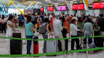 A3 Noticias 2 (02-07-25) Caos en la T4 de Barajas: cientos de personas pierden sus aviones por colapso en los controles de pasaportes