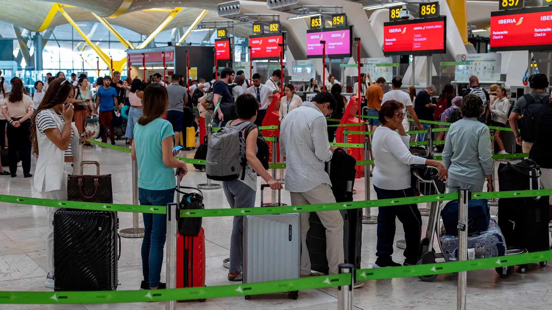 A3 Noticias 2 (02-07-25) Caos en la T4 de Barajas: cientos de personas pierden sus aviones por colapso en los controles de pasaportes A3 Noticias 2 (02-07-25) Caos en la T4 de Barajas: cientos de personas pierden sus aviones por colapso en los controles de pasaportes