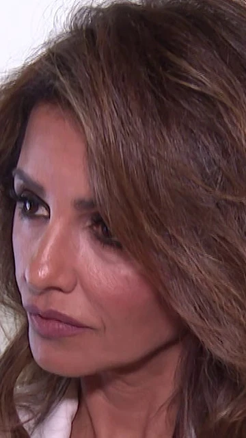 Mónica Cruz atendiendo a la prensa