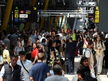 La T4 de Barajas colapsada por falta de personal