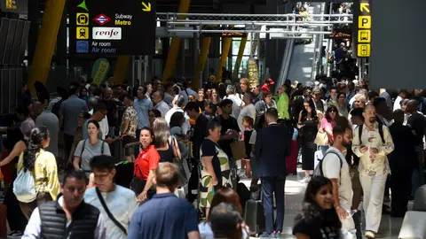 La T4 de Barajas colapsada por falta de personal La T4 de Barajas colapsada por falta de personal
