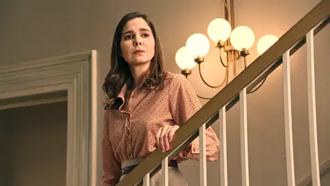 Begoña descubre que entre Raúl y María existe algo más que una amistad, ¿se lo contará a Andrés? Begoña descubre que entre Raúl y María existe algo más que una amistad, ¿se lo contará a Andrés?