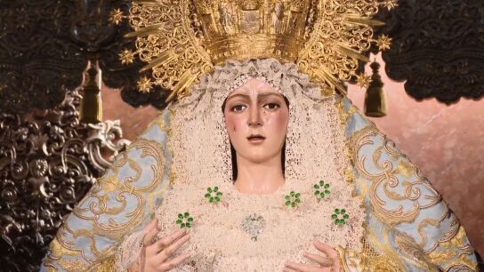 Virgen de la Macarena en su altar