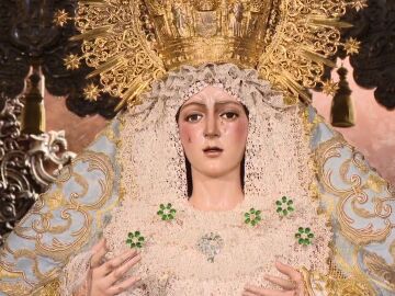 Virgen de la Macarena en su altar Virgen de la Macarena en su altar
