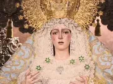 Virgen de la Macarena en su altar Virgen de la Macarena en su altar