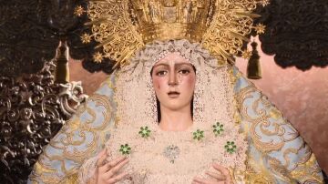Virgen de la Macarena en su altar