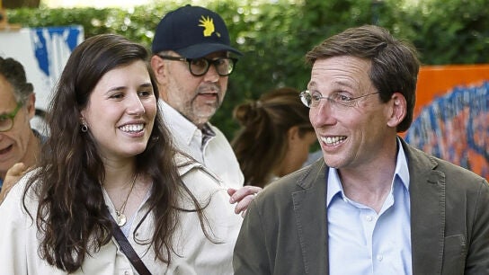 Teresa Urquijo y Jos&eacute; Luis Mart&iacute;nez Almeida en un evento