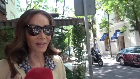 Isabel Preysler haciendo declaraciones a la prensa Isabel Preysler haciendo declaraciones a la prensa