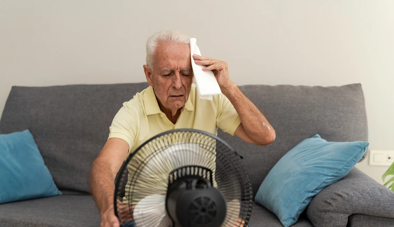 Hombre mayor con calor