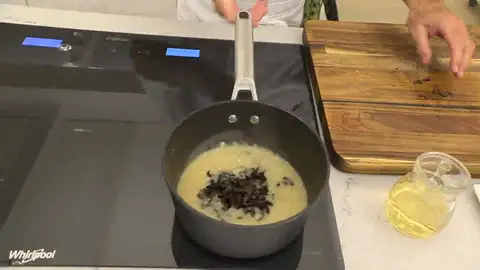 Vierte el vino y mezcla bien Vierte el vino y mezcla bien