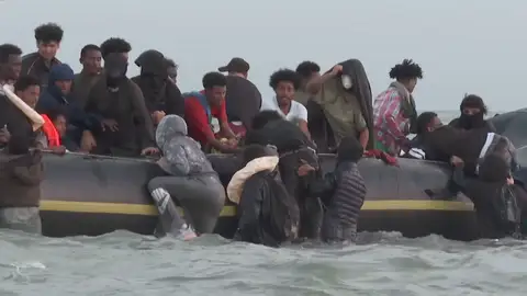 Migrantes intentan subirse a una lancha para cruzar el canal de la Mancha Migrantes intentan subirse a una lancha para cruzar el canal de la Mancha