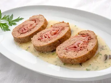 Rollo de carne picada relleno con salsa de aceitunas negras, de Arguiñano: fuente de proteína de alta calidad Rollo de carne picada relleno con salsa de aceitunas negras, de Arguiñano: fuente de proteína de alta calidad