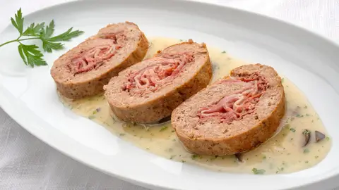 Rollo de carne picada relleno con salsa de aceitunas negras, de Arguiñano: fuente de proteína de alta calidad Rollo de carne picada relleno con salsa de aceitunas negras, de Arguiñano: fuente de proteína de alta calidad