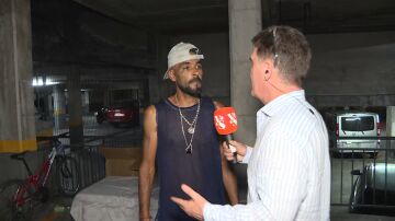 Vecinos de Alcobendas denuncian que hay un hombre viviendo en el garaje de la comunidad: "No es digno"