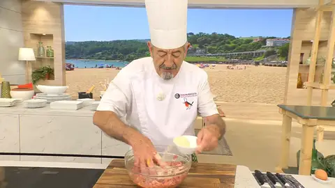 Agrega el ajo en polvo y los huevos Agrega el ajo en polvo y los huevos