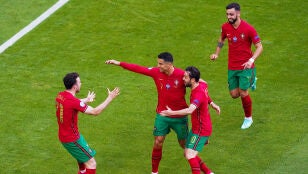 Cristiano Ronaldo celebra un gol con Diogo Jota y Bruno Fernandes 