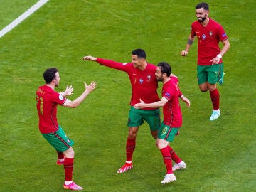 Cristiano Ronaldo celebra un gol con Diogo Jota y Bruno Fernandes 