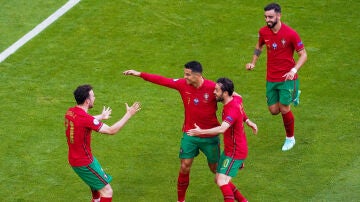 Cristiano Ronaldo celebra un gol con Diogo Jota y Bruno Fernandes 
