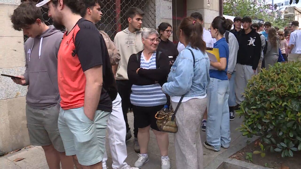 La odisea para los estudiantes de Santiago: desde las 4 de la mañana haciendo cola en la inmobiliaria para conseguir un piso