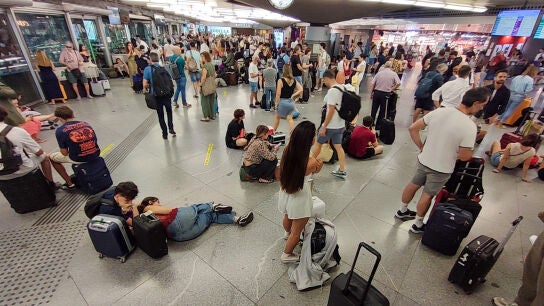 Cientos de personas esperan la salida de su tren en la estaci&oacute;n de Atocha en Madrid