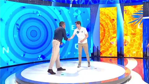 Manu resiste doce rondas en la Silla Azul frente a Javier, un aspirante de alto nivel Manu resiste doce rondas en la Silla Azul frente a Javier, un aspirante de alto nivel