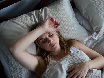 Mujer en la cama sin poder dormir Mujer en la cama sin poder dormir