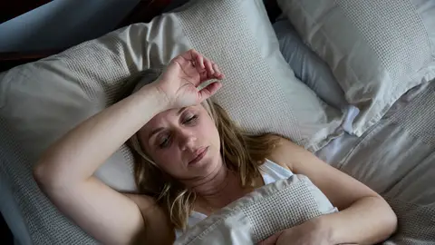 Mujer en la cama sin poder dormir Mujer en la cama sin poder dormir