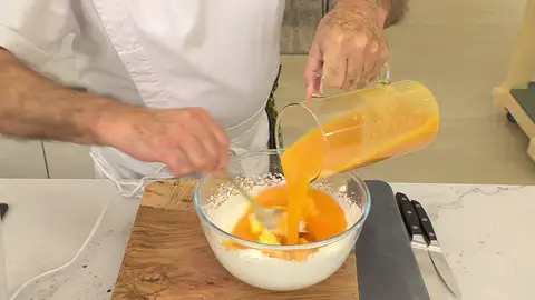 Vierte el puré de nectarina al bol de la nata y mezcla suavemente Vierte el puré de nectarina al bol de la nata y mezcla suavemente