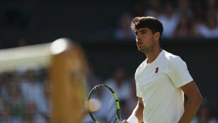 Carlos Alcaraz, en el partido ante Tarvet en Wimbledon 2025
