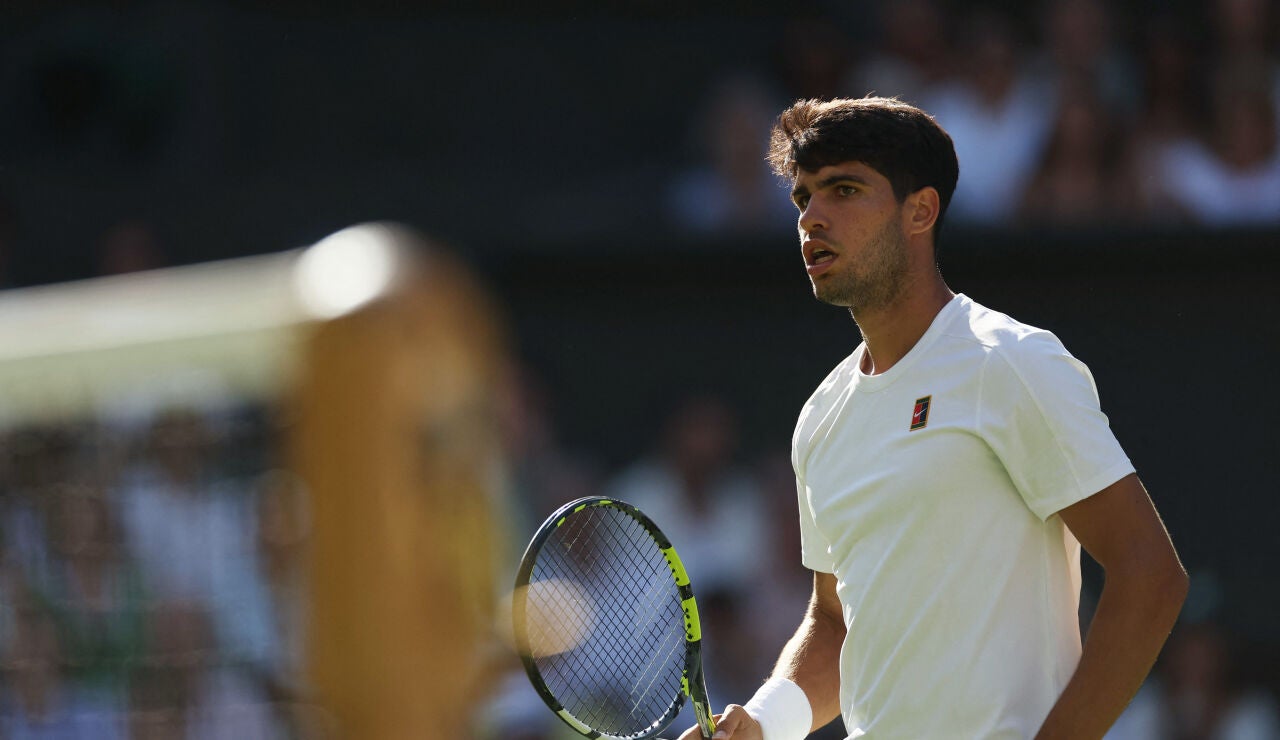Carlos Alcaraz, en el partido ante Tarvet en Wimbledon 2025