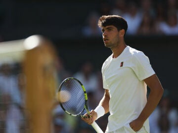 Carlos Alcaraz, en el partido ante Tarvet en Wimbledon 2025