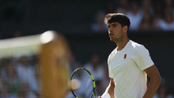 Carlos Alcaraz, en el partido ante Tarvet en Wimbledon 2025